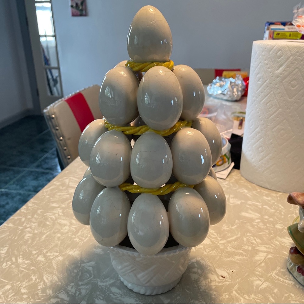 VINTAGE CERAMIC EASTER BASKET OF EGGS DECOR